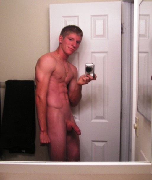 Hunk Guy Take Pic Of His Hot Naked Body