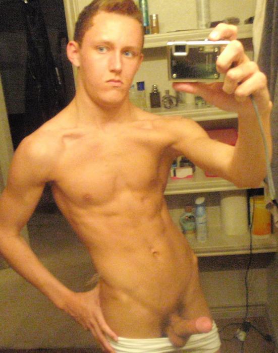 Muscled Dude Enjoy Posing Naked On Cam