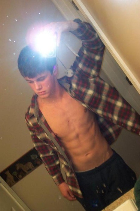 Sexy Guy Take Pic Of His Tough Abs